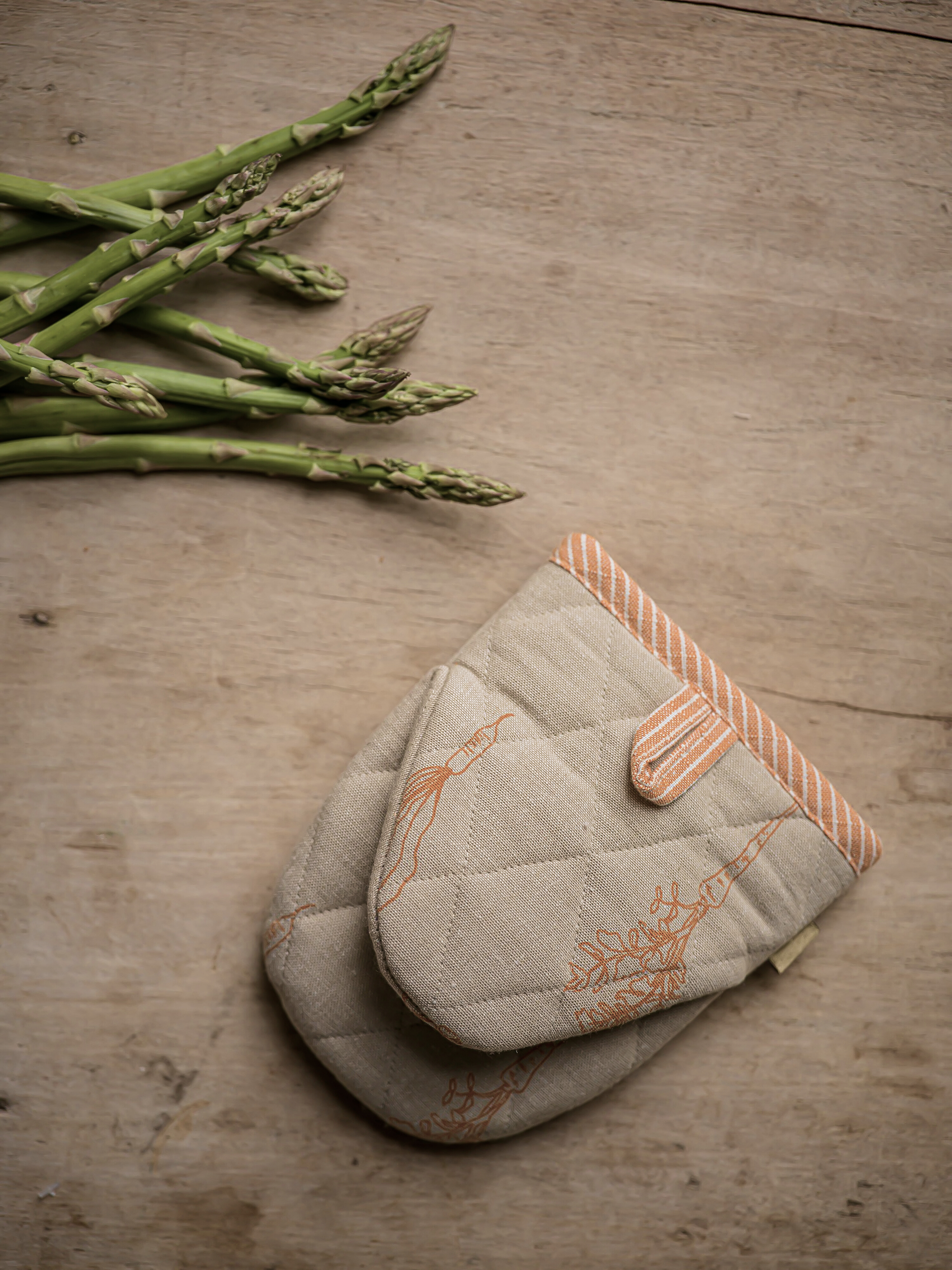 The Vegetable Patch Small Oven Glove | Carrot