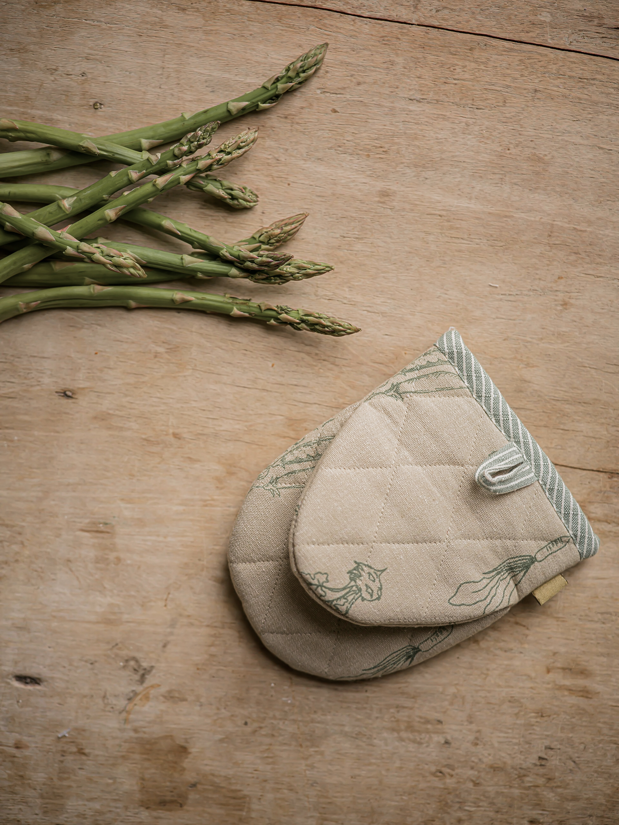 The Vegetable Patch Small Oven Glove | Pea Green