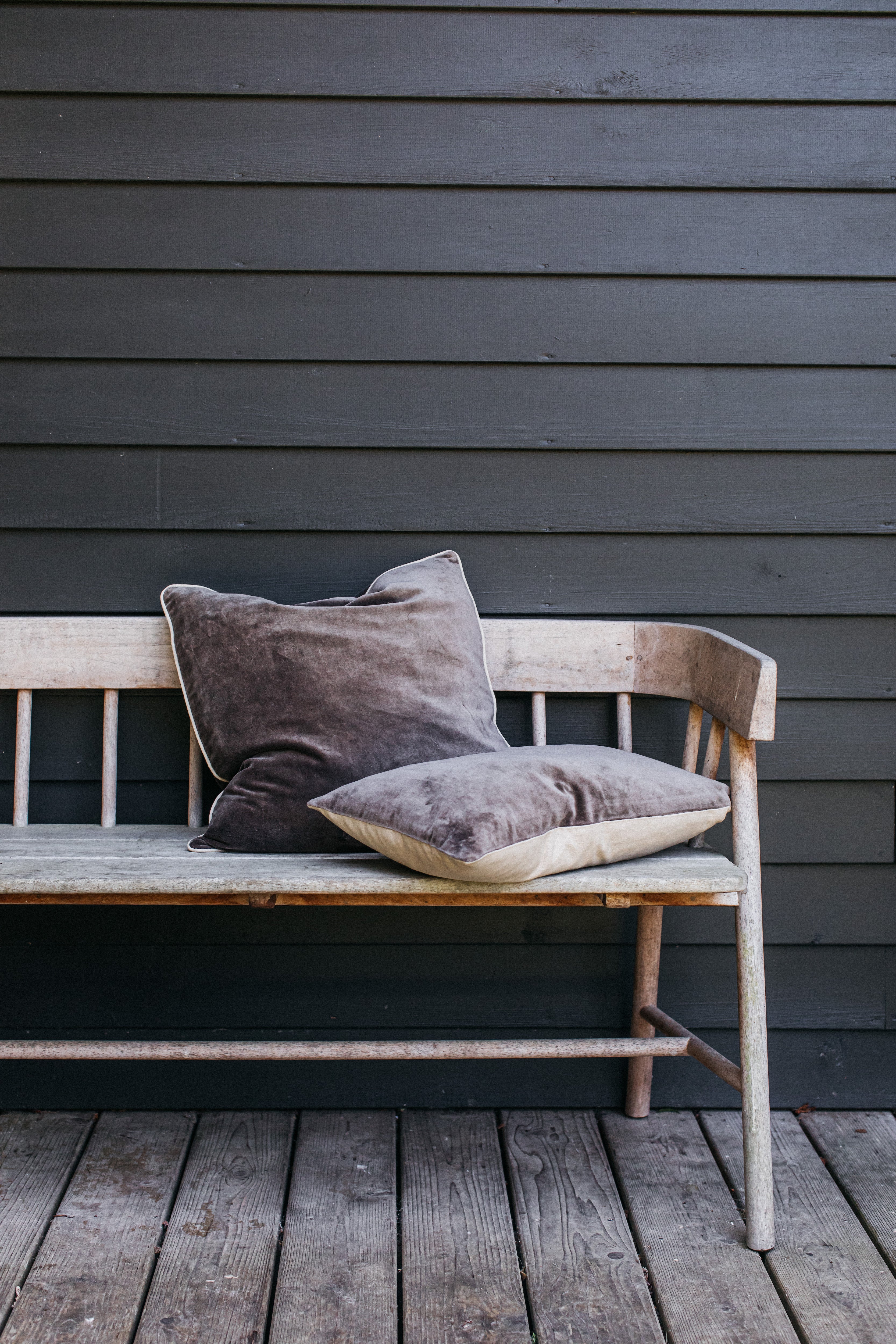 Unari Velvet Cushion | Cappuccino