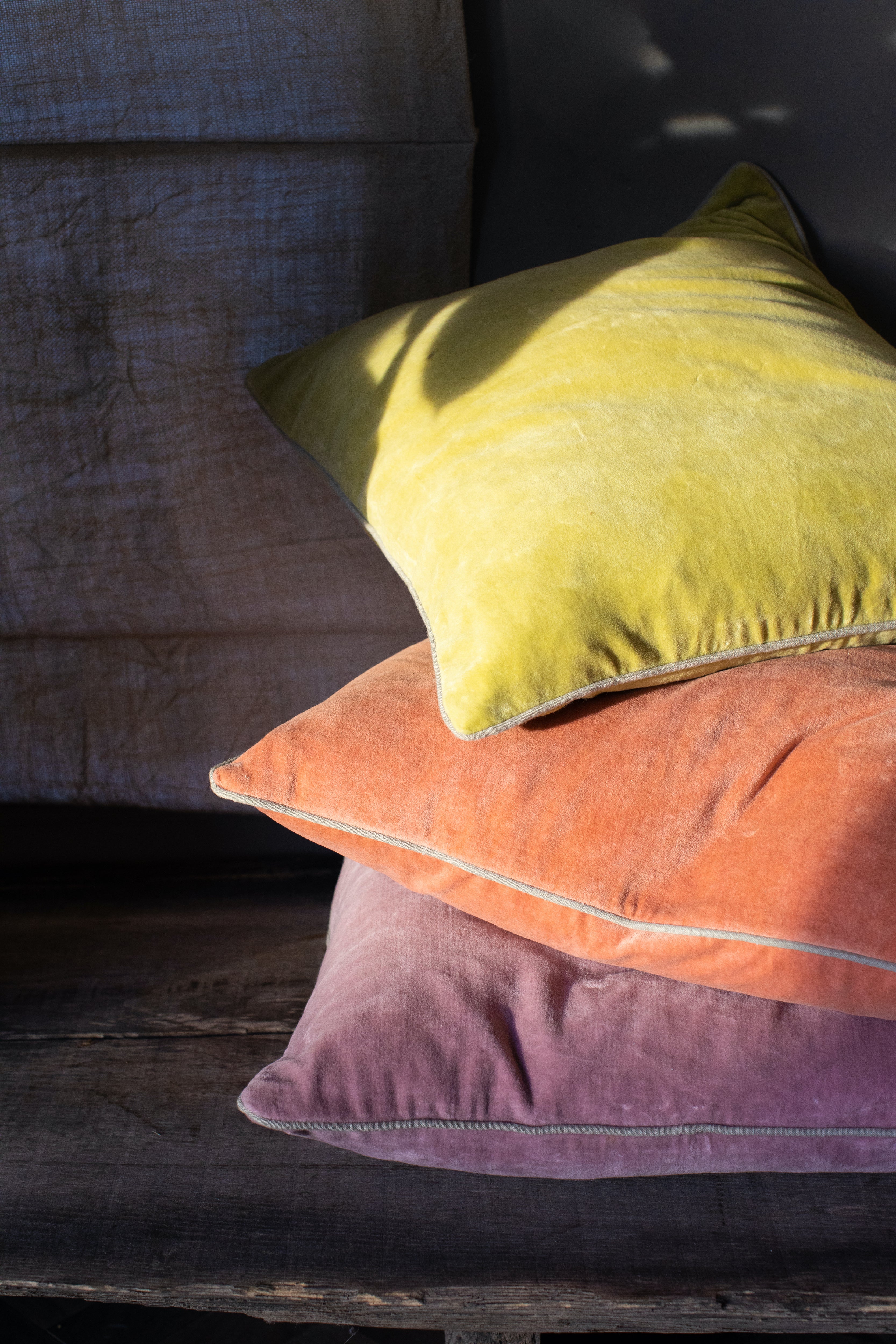 Unari Velvet Cushion | Mauve