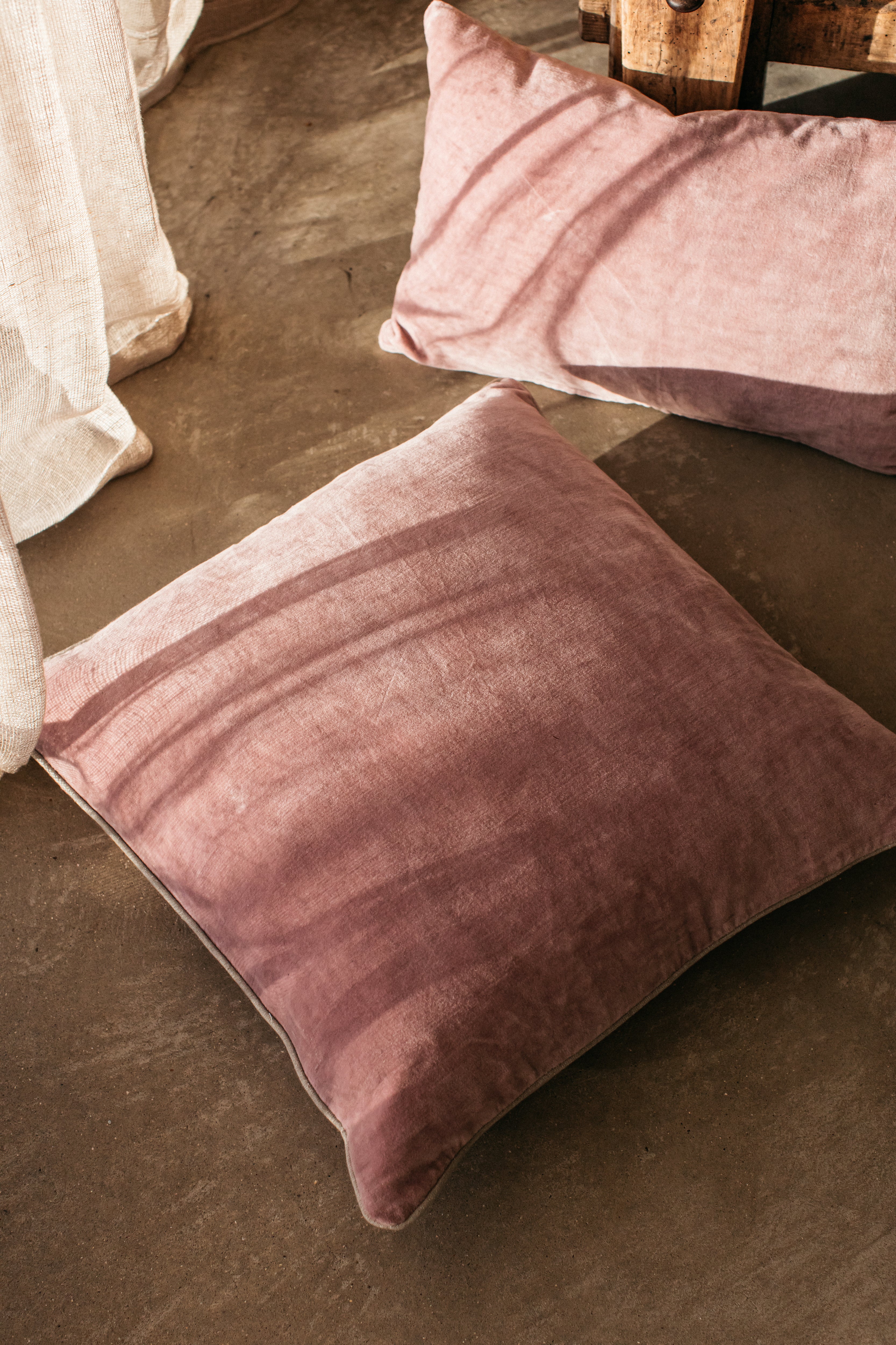 Unari Velvet Cushion | Mauve