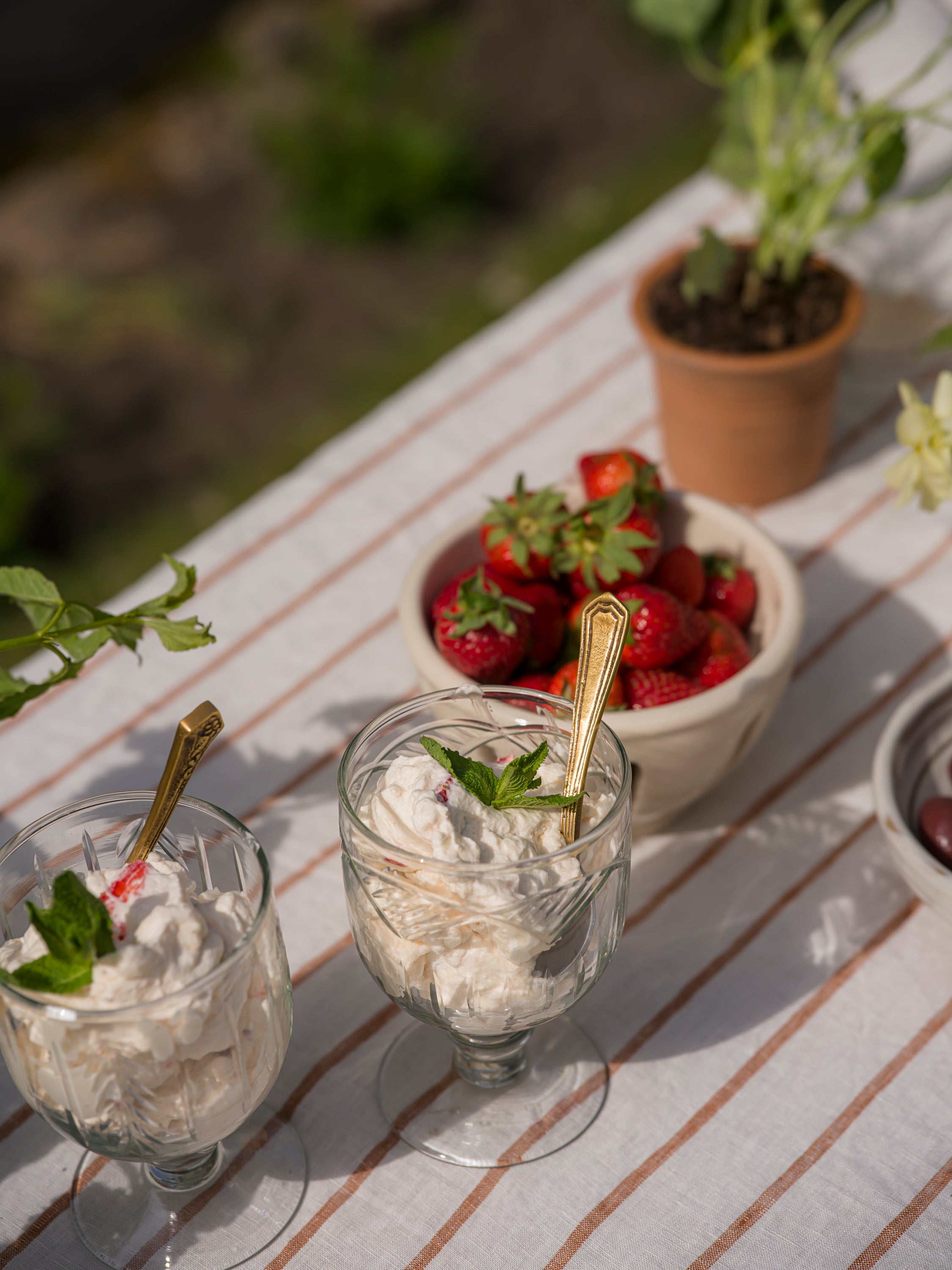 Handblown Water Glass 300ml - Scalloped