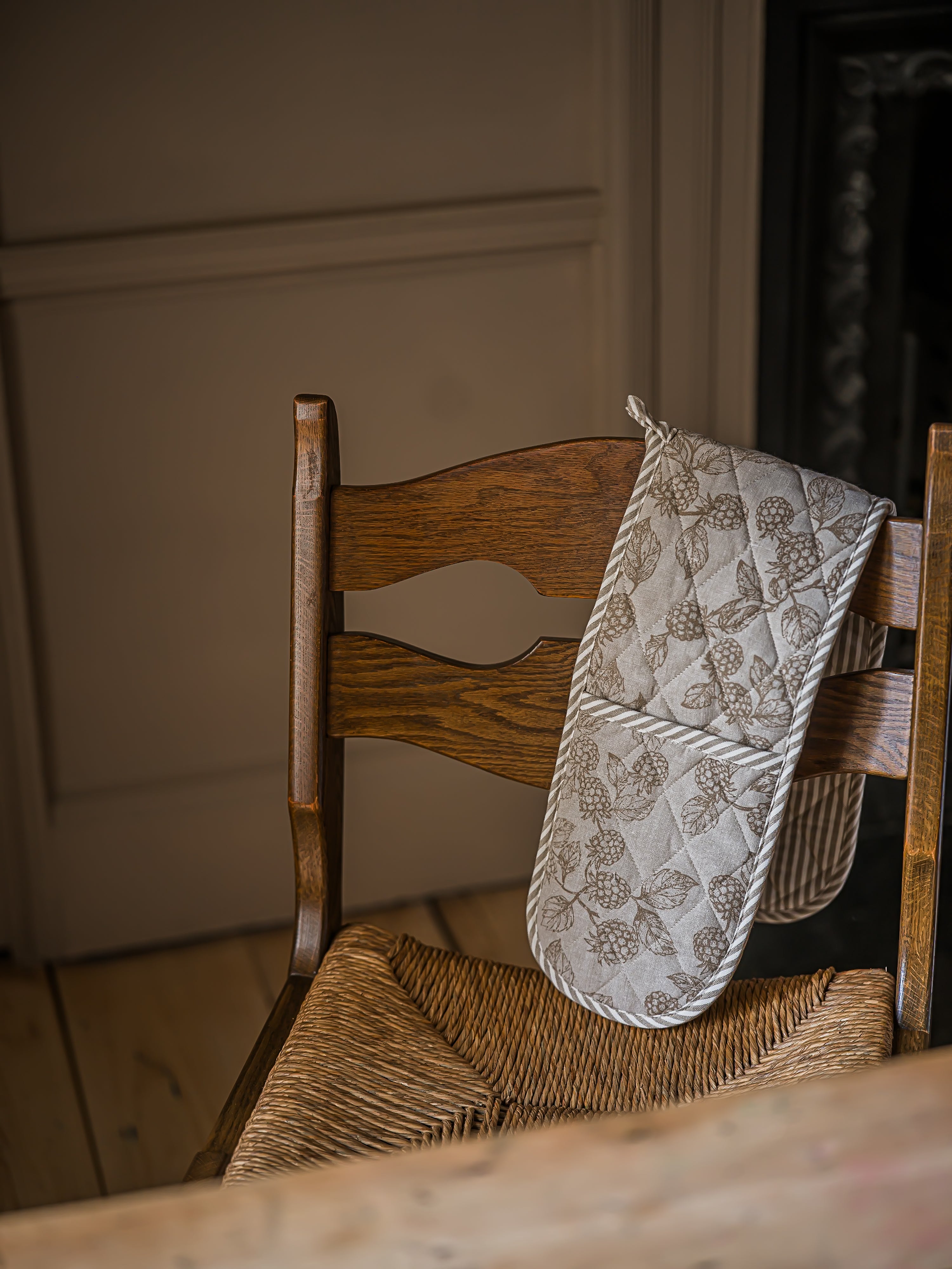 Hedgerow Berry Double Oven Glove | Taupe