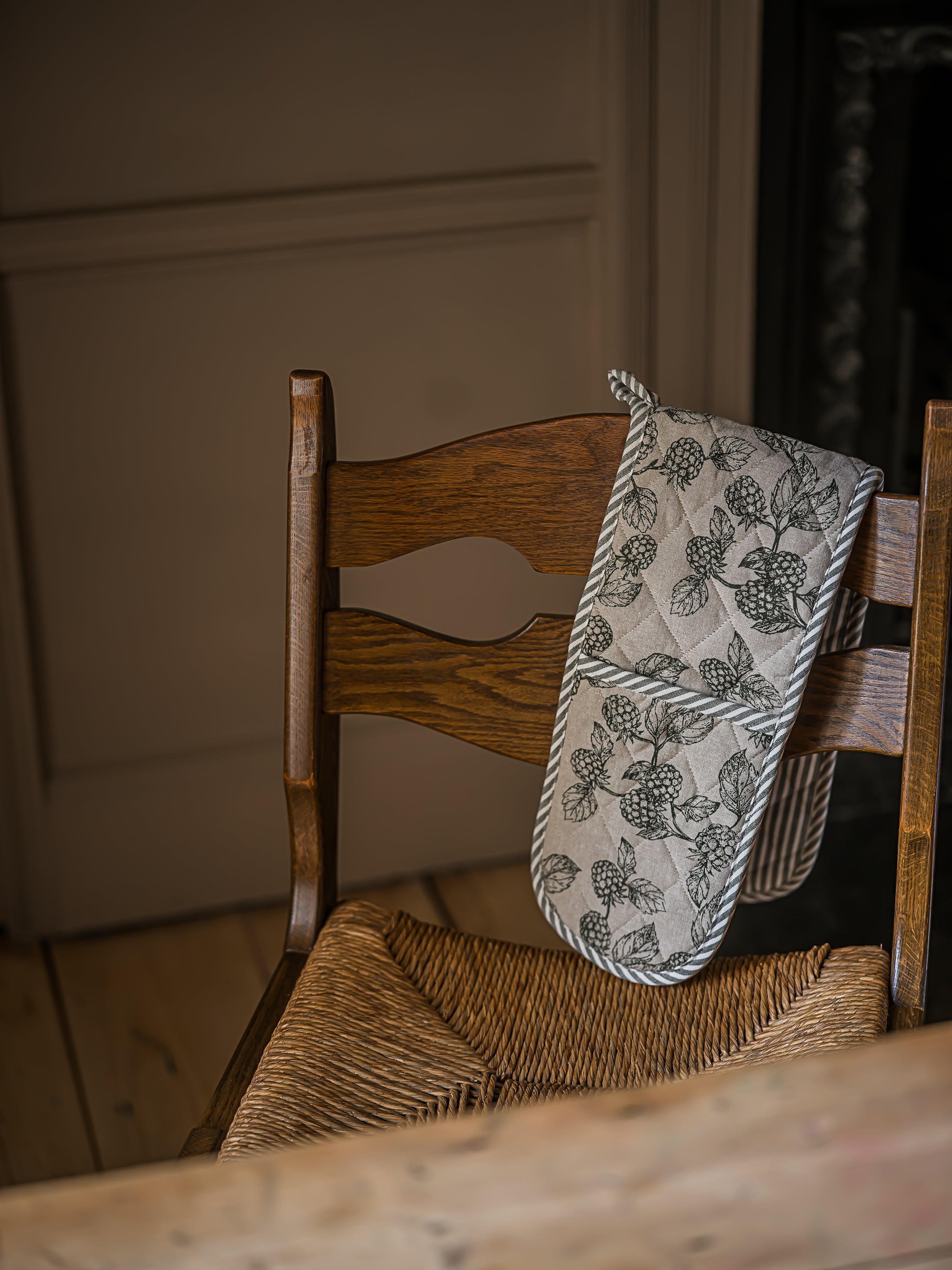 Hedgerow Berry Double Oven Glove | Green