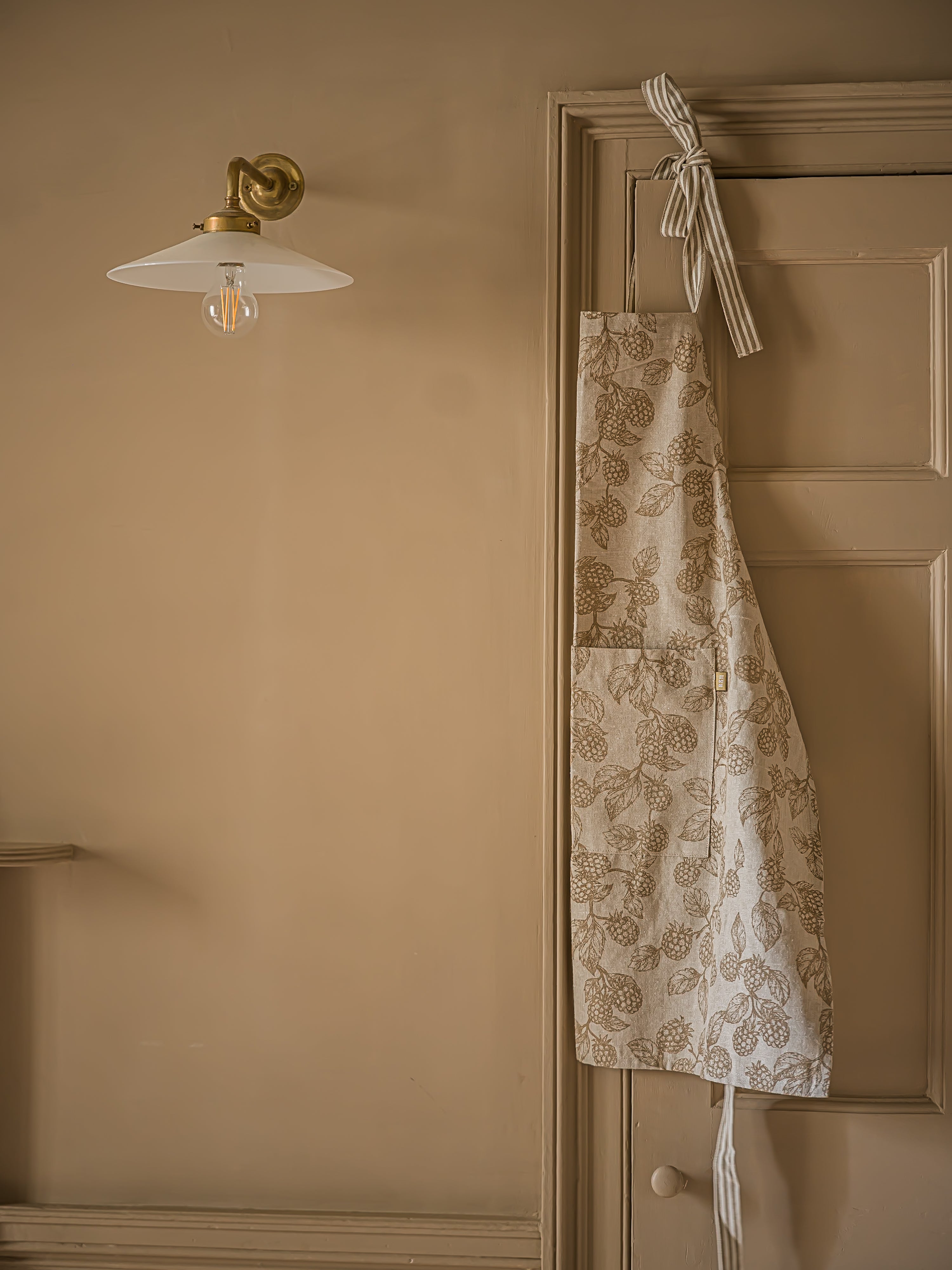 Hedgerow Berry Apron - Taupe