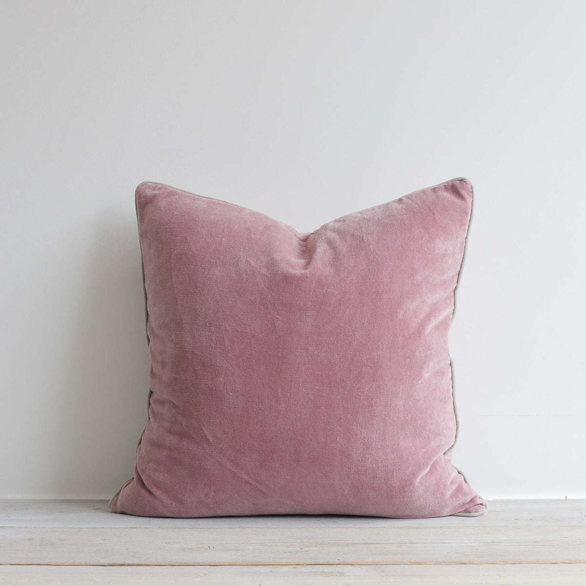 Unari Velvet Cushion | Mauve