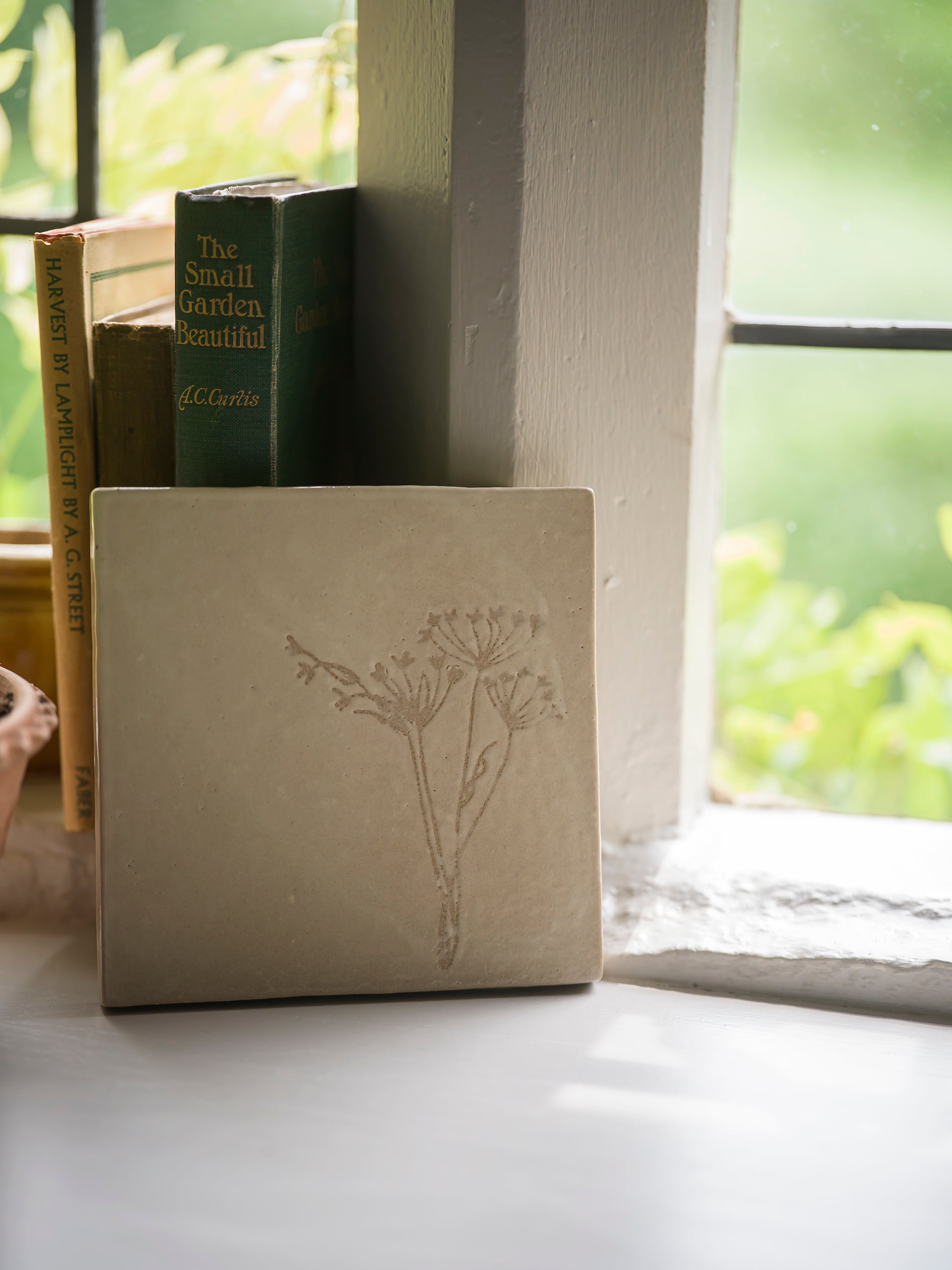 Studio Pottery Tile/Stand | Cow Parsley