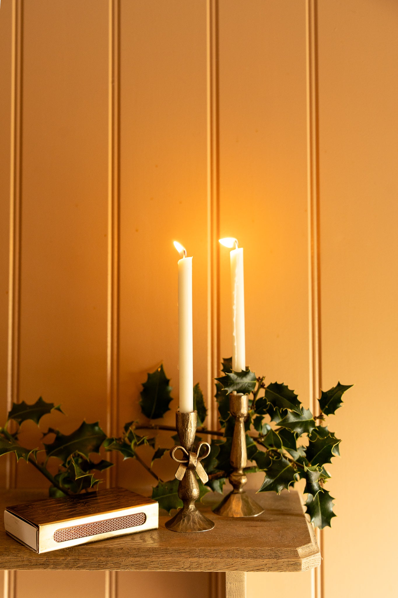 Small candle holder with a set of candles