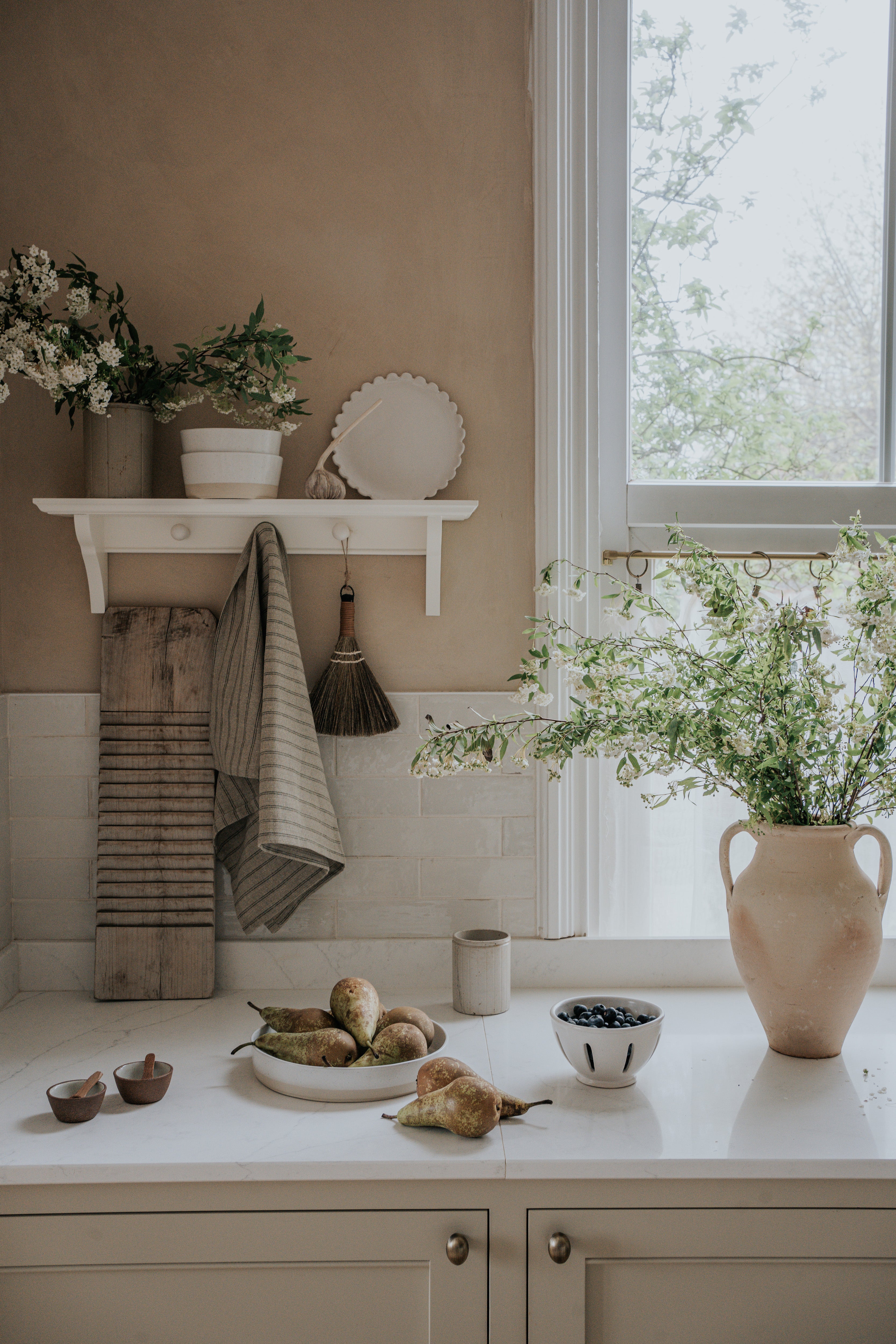 Stoneware Pinch Pot with spoon | Milk White