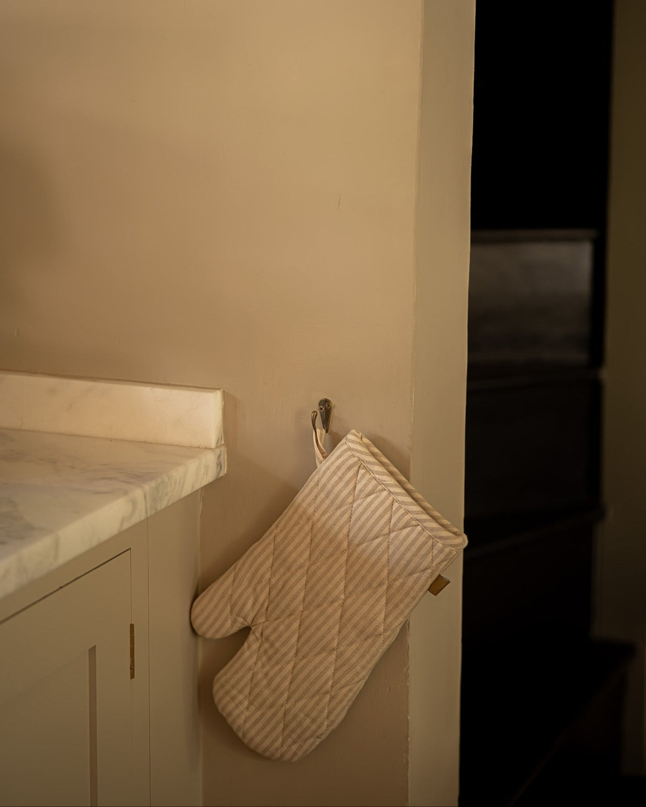 Manor Stripe Single Oven Glove | Taupe