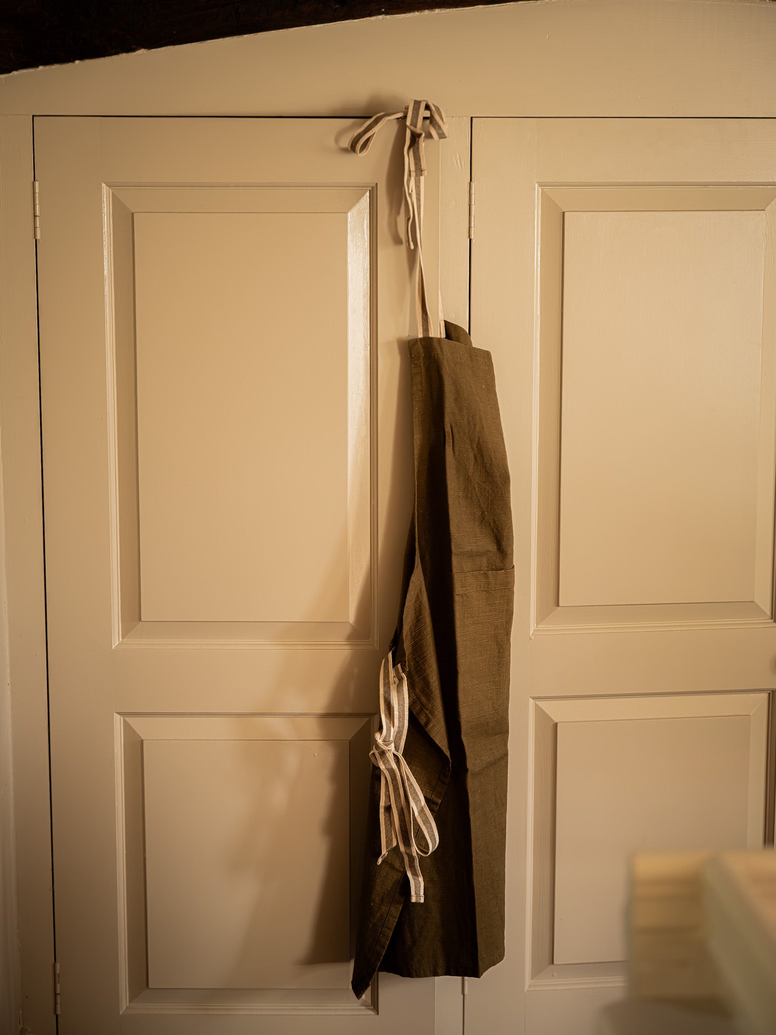 Washed Muse apron | Olive