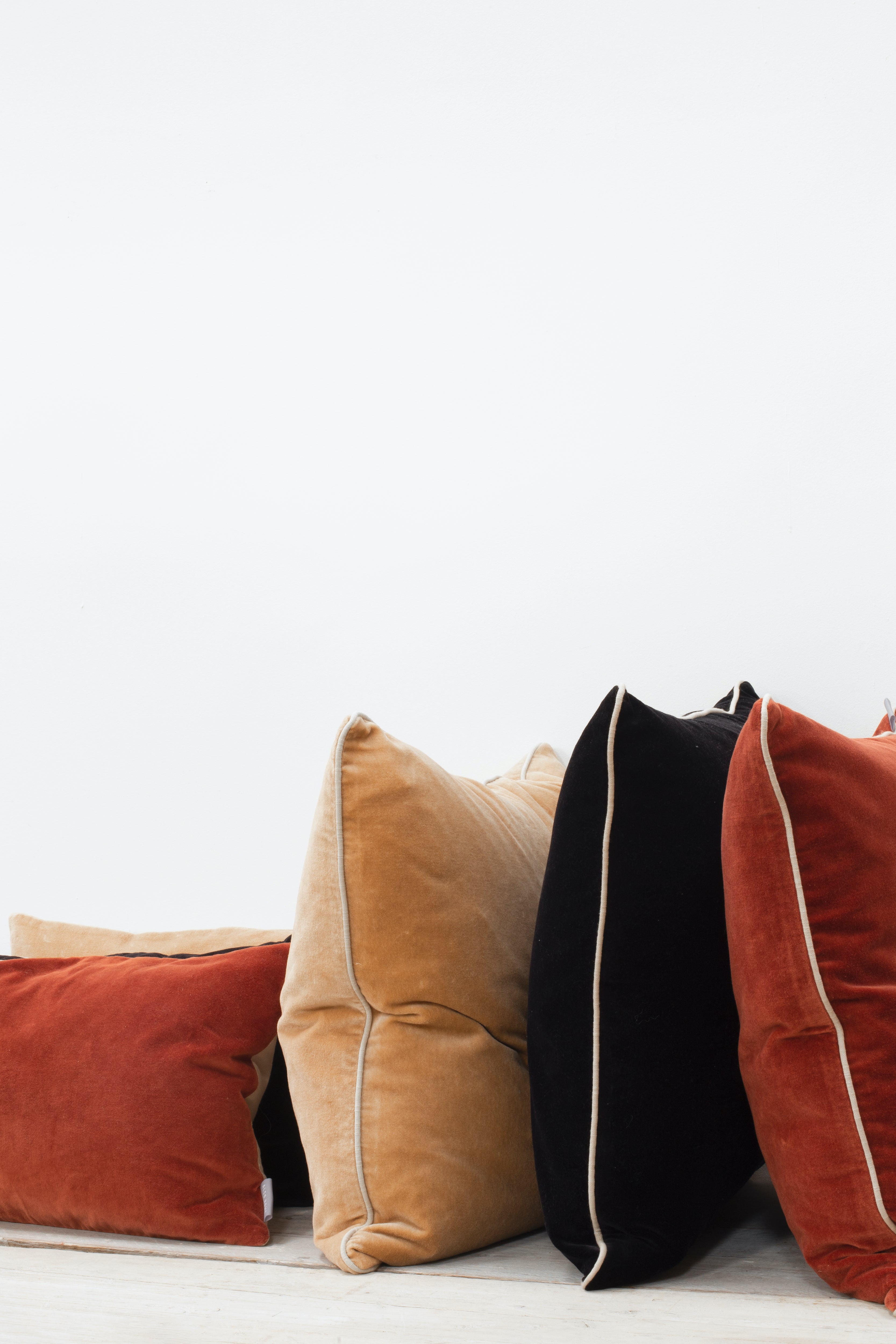 Unari Velvet Cushion | Back