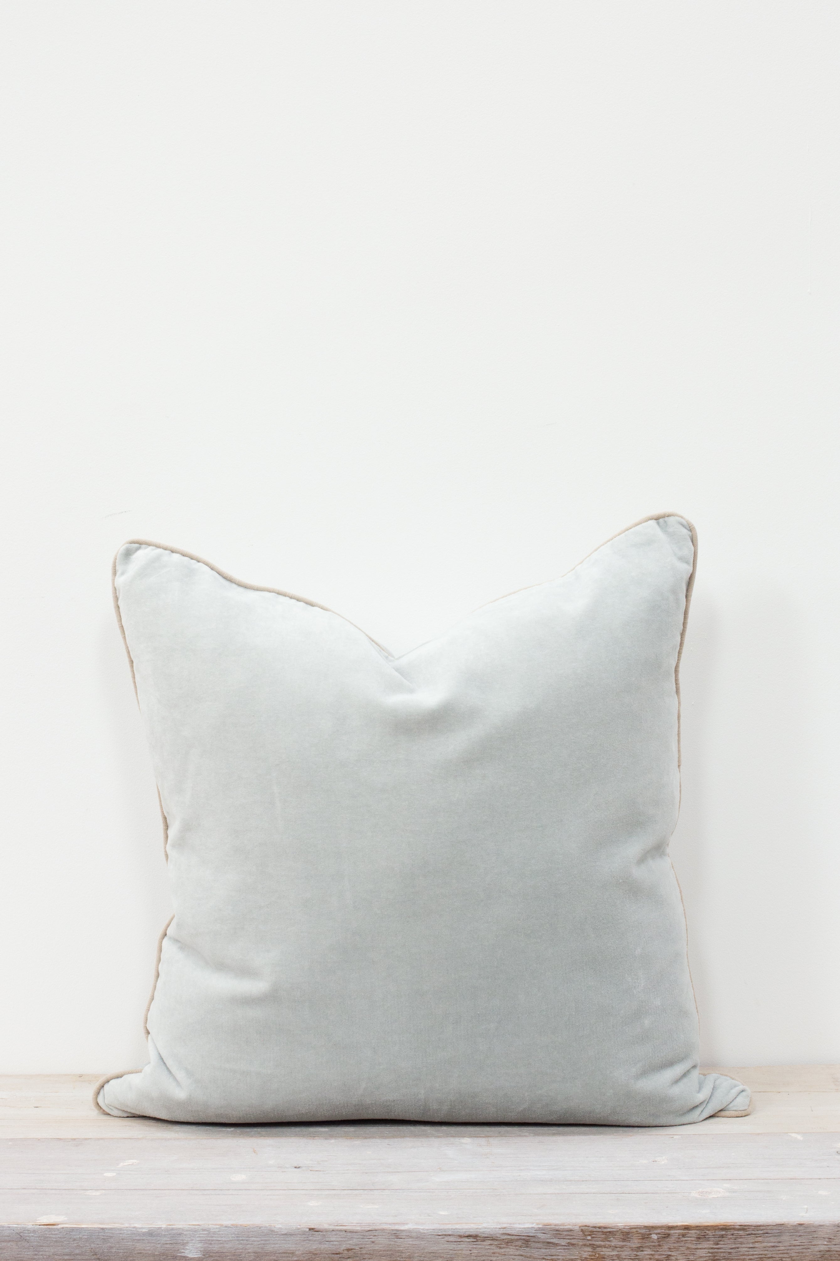 Unari Velvet Cushion | Mineral