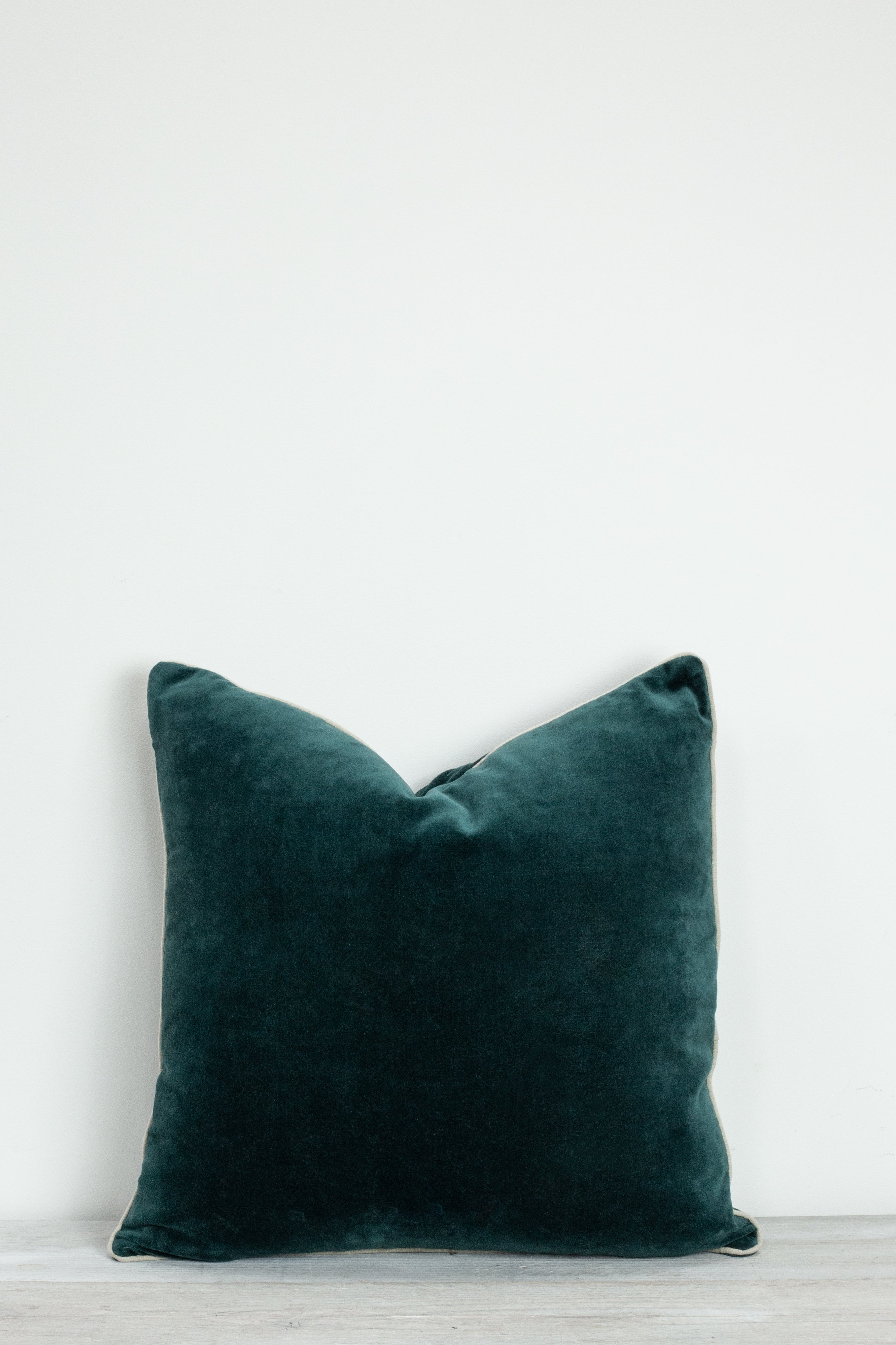 Unari Velvet Cushion | Pine