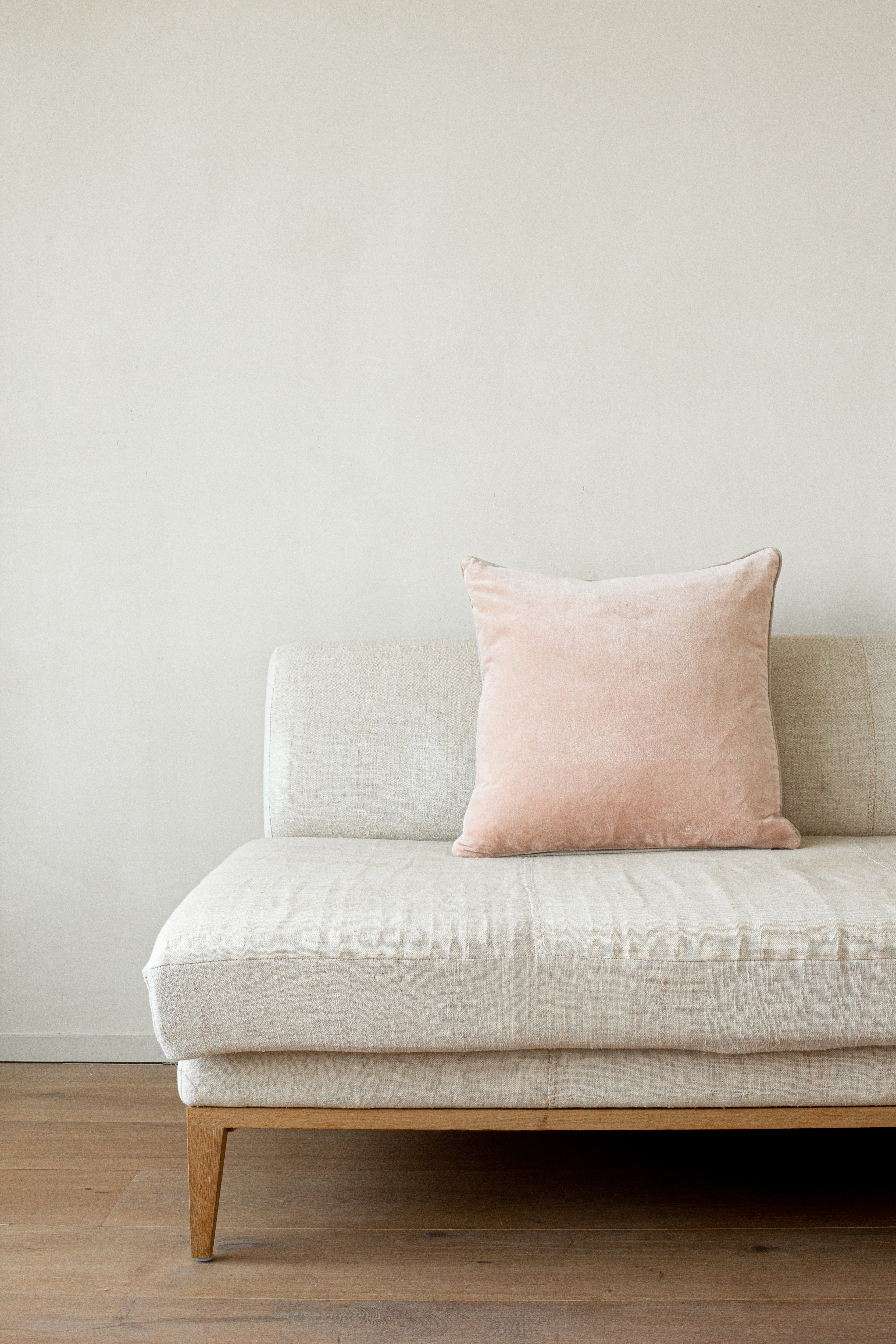 Unari Velvet Cushion | Shell Pink