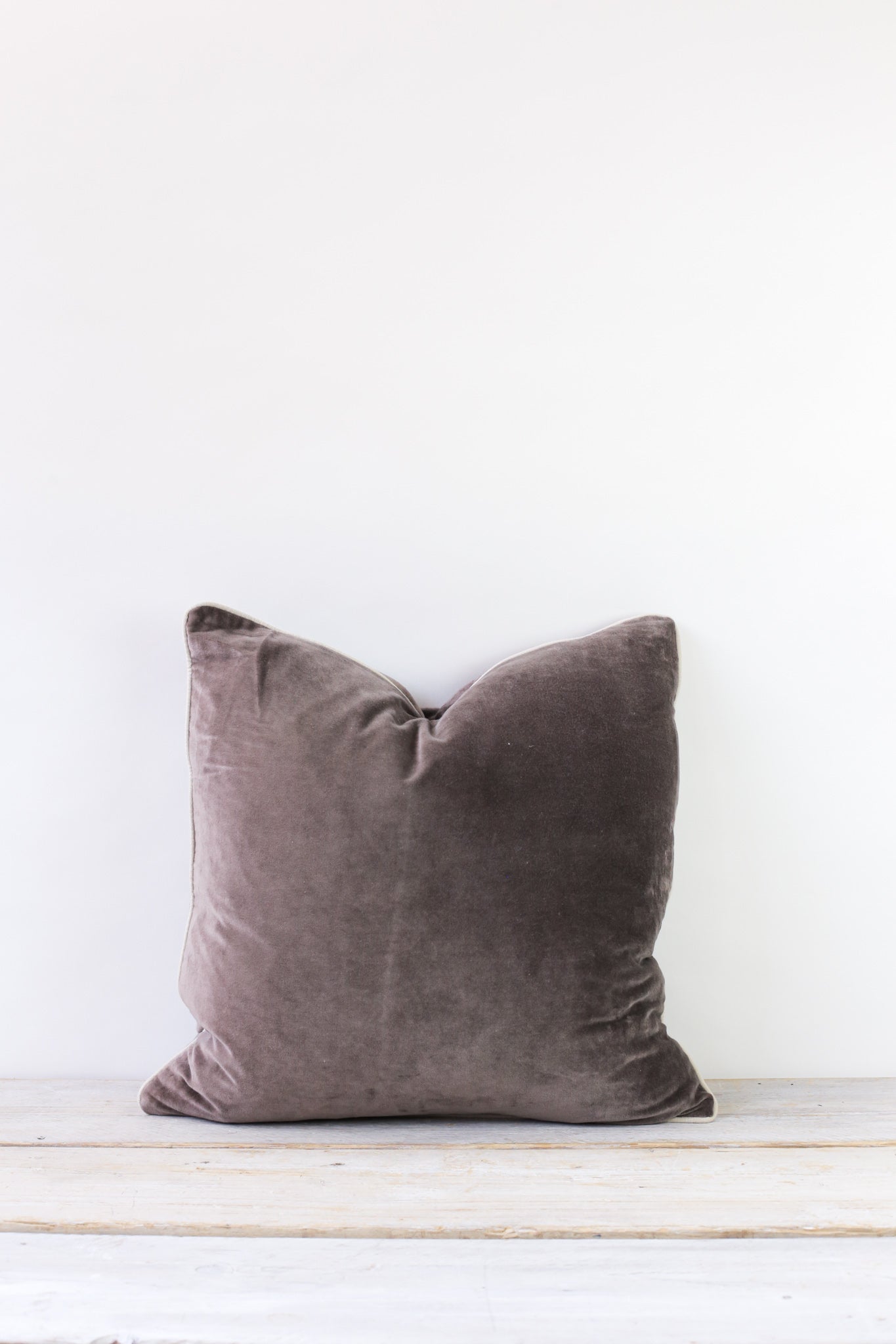 Unari Velvet Cushion | Cappuccino