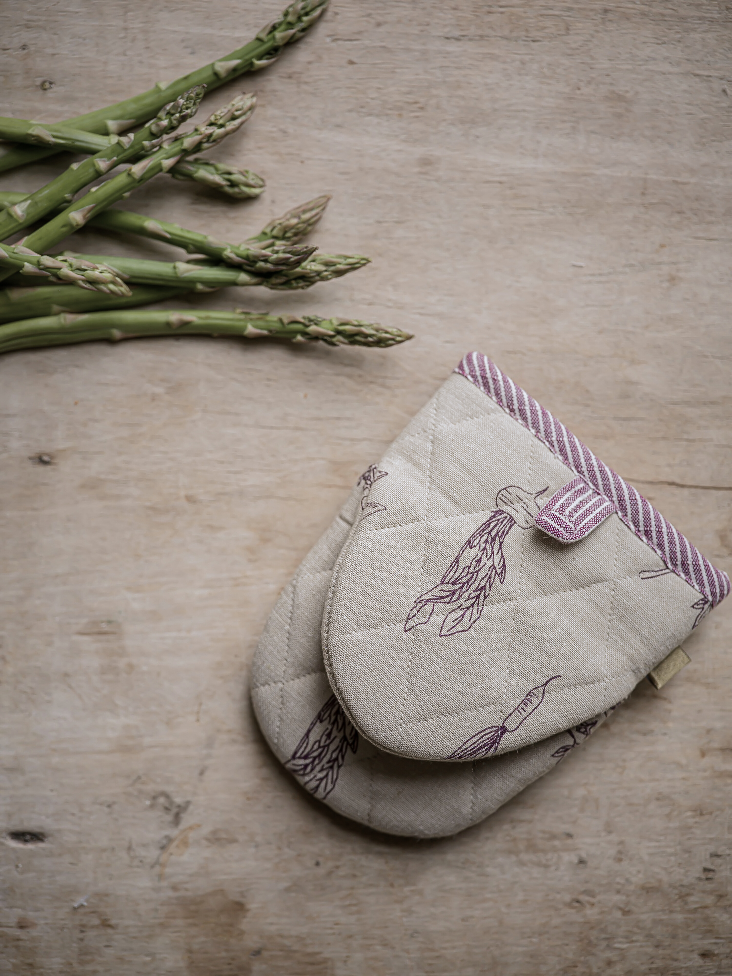 The Vegetable Patch Small Oven Glove | Beetroot