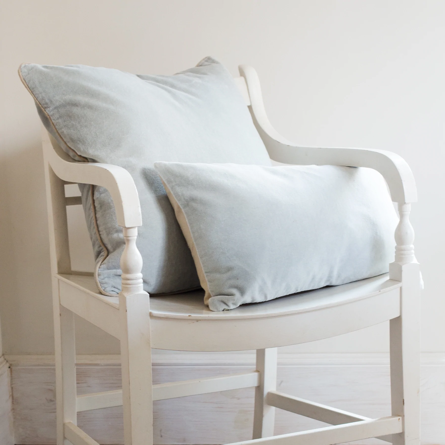 Unari Velvet Cushion | Mineral